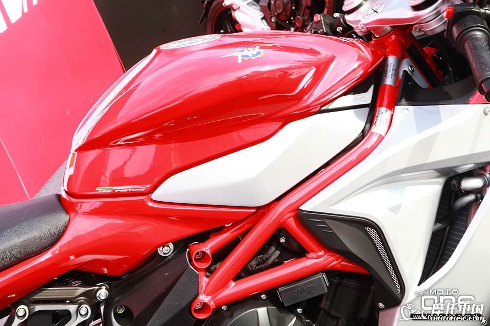 2018_MV_Agusta_F3_800_20.jpg